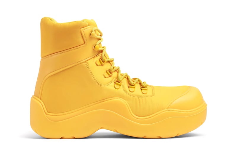 ボッテガヴェネタのパドルシリーズにレースアップブーツが登場