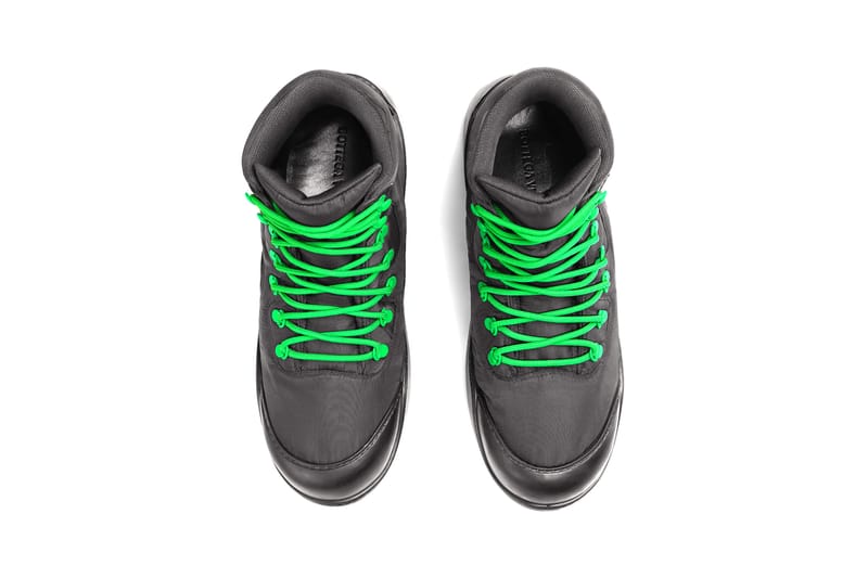 ボッテガヴェネタのパドルシリーズにレースアップブーツが登場