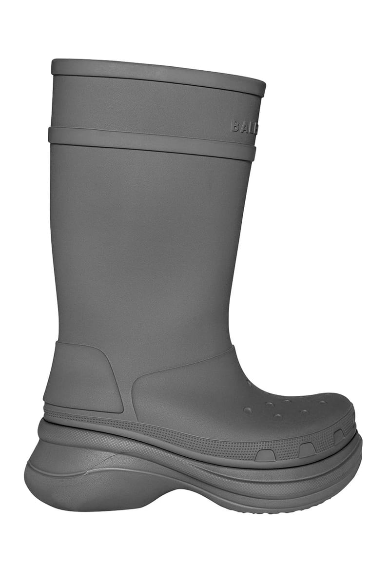 バレンシアガがクロックスのサンダルを再構築したラバーブーツを発売