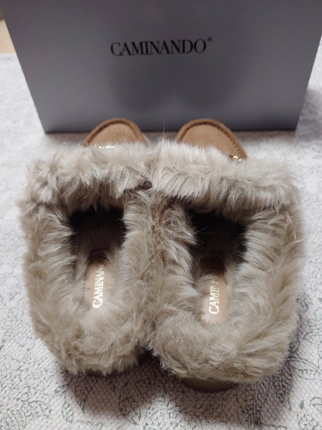 一目惚れした【CAMINANDO/カミナンド】のファースリッポン | Marisol