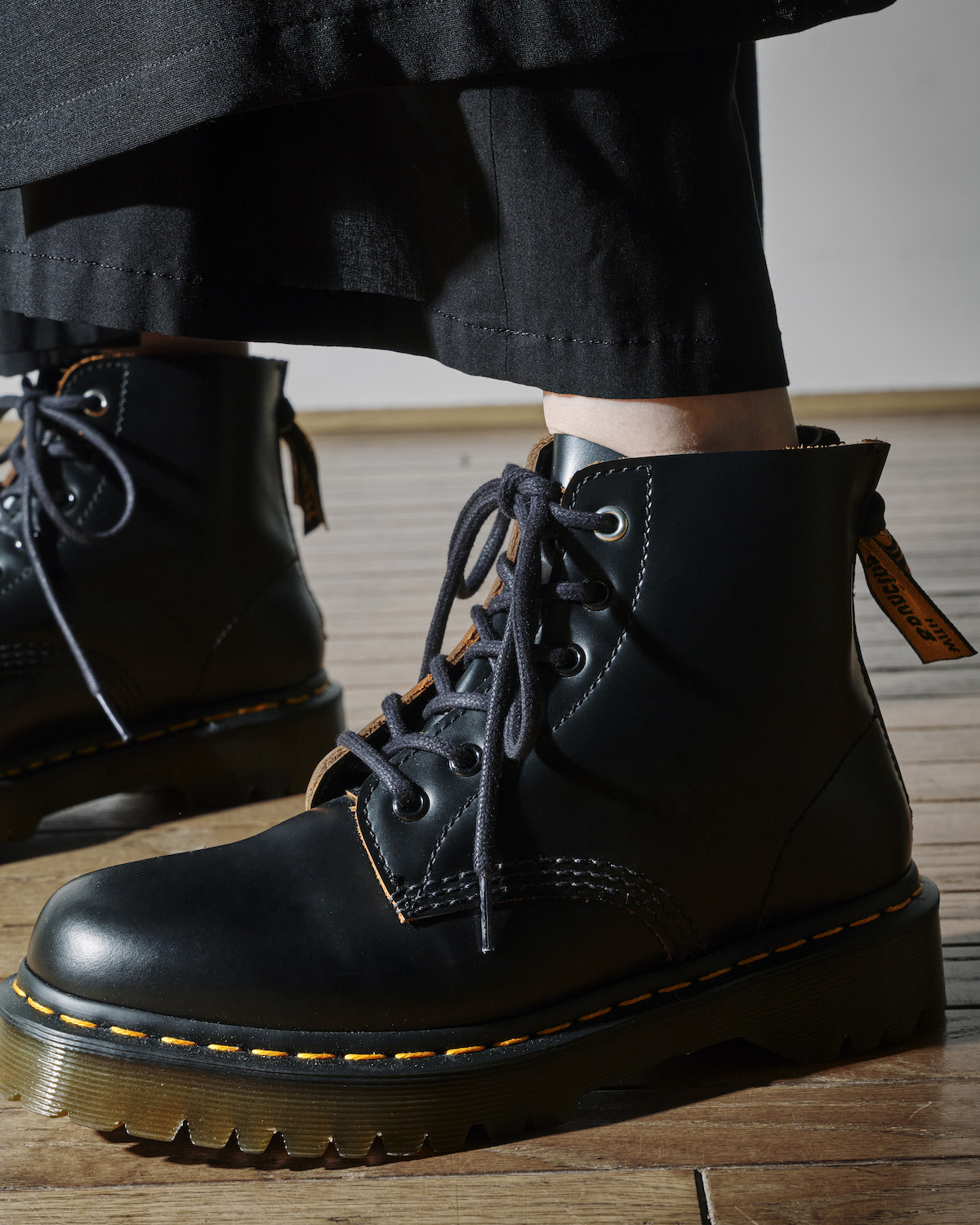 Y's」×「ドクターマーチン」の6ホールブーツ発売 - TOKION