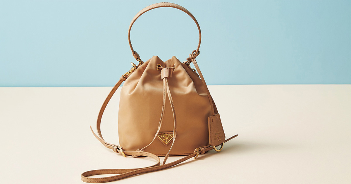 最新【プラダの巾着バッグ】“普段着カジュアル”を一気に格上げ！ | VERY
