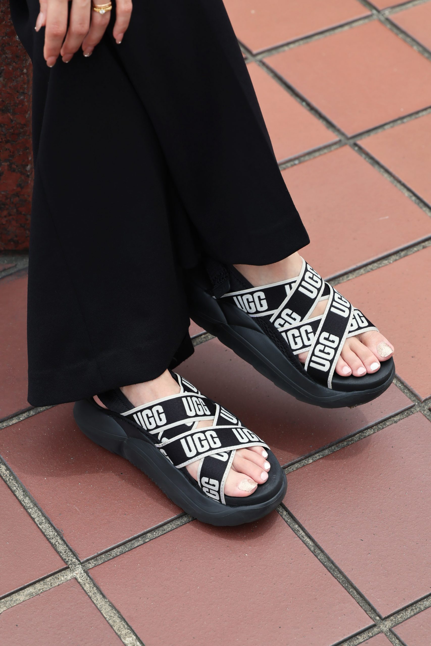 今年は【UGG】が人気！夏のママコーデに「厚底黒サンダル」が使える | VERY