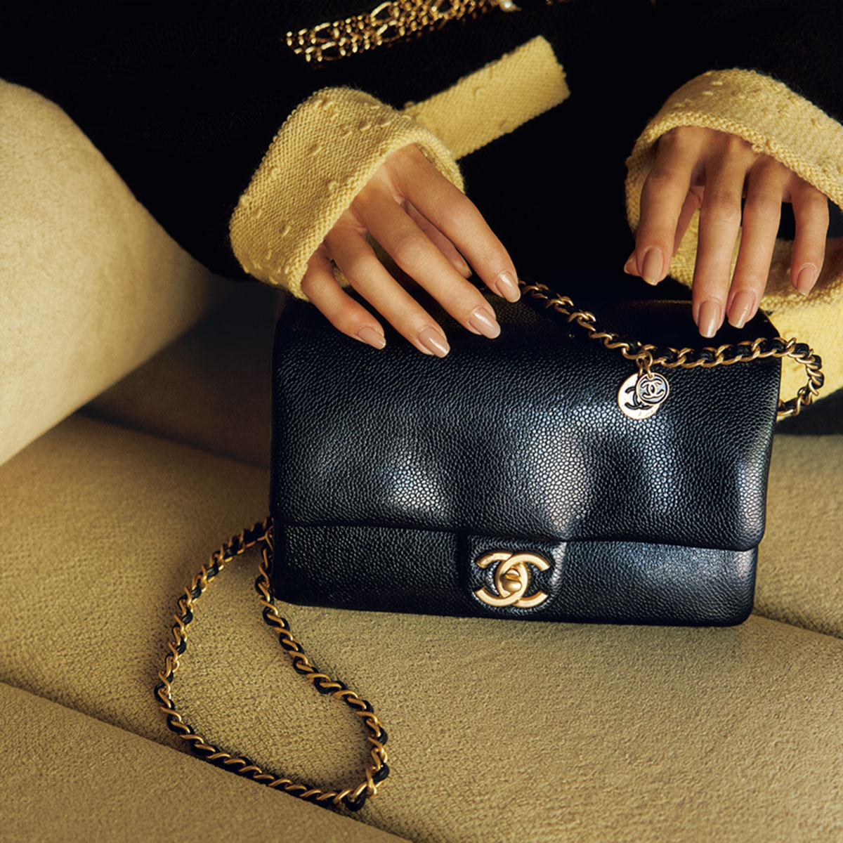 プロが厳選】シャネルの新作バッグは『シーズナルのアイコニックな“黒