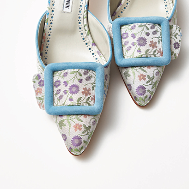 春待ち名品】“マノロブラニク”の花柄ミュールで足元からオシャレ更新