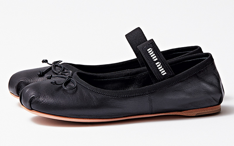 ママの足元に新星【ミュウミュウ】の『バレエシューズ』がクラシカルで