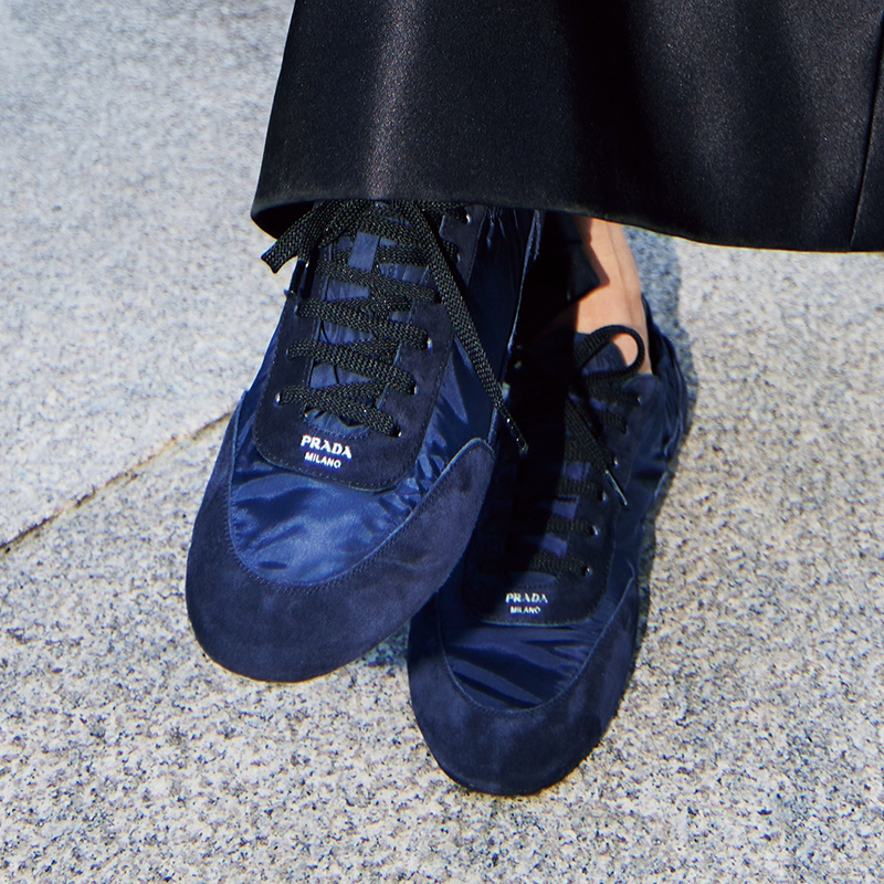 プラダの新作スニーカー】キレイめ『バレエシューズ感覚』が新鮮