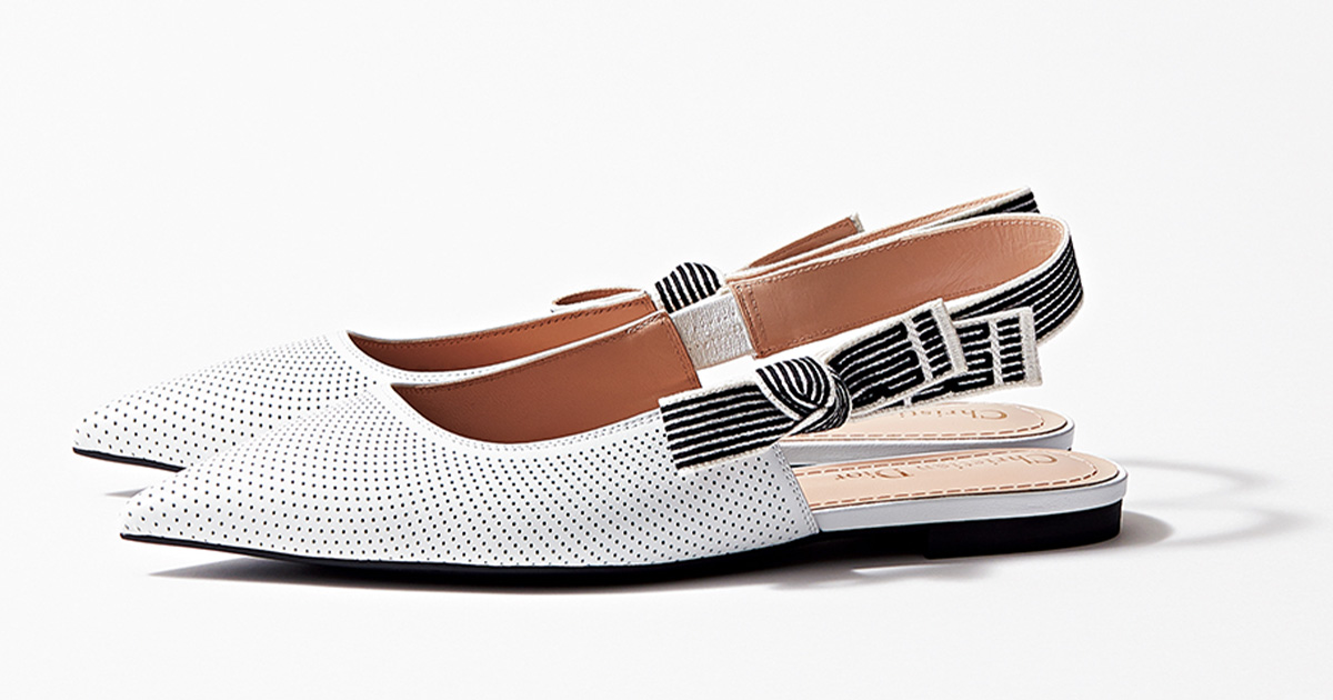 ディオール】黒紺コーデにもデニムにも合う『春夏フラット靴』名品