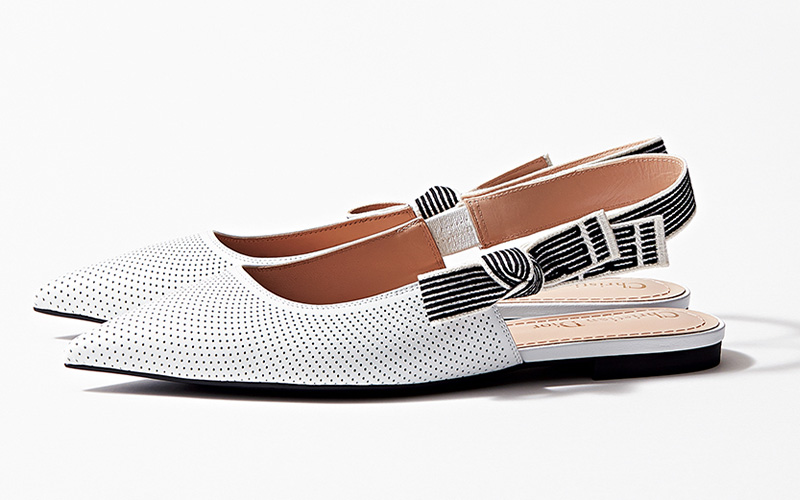 ディオール】黒紺コーデにもデニムにも合う『春夏フラット靴』名品