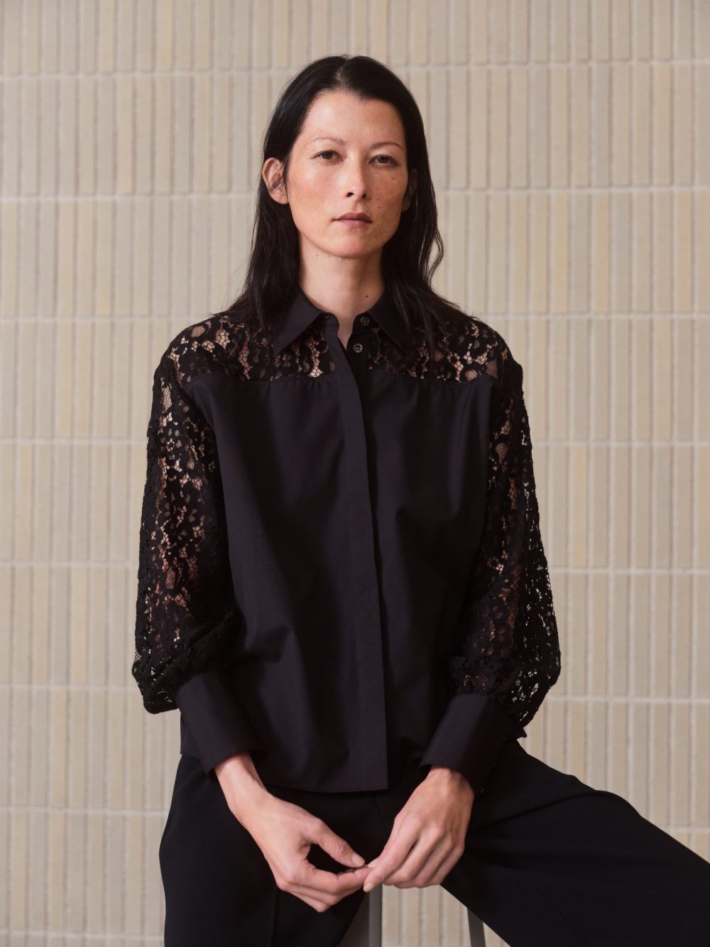 セオリーリュクスから春の新作【レフ板ブラウス】が発売！ | VERY