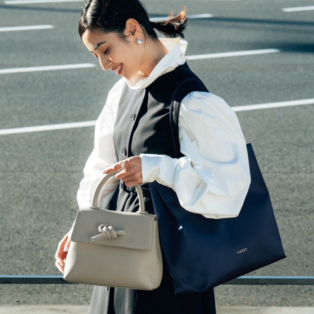 A4が入る名品バッグ】ママに大人気『セツコサジテール』が再登場 | VERY