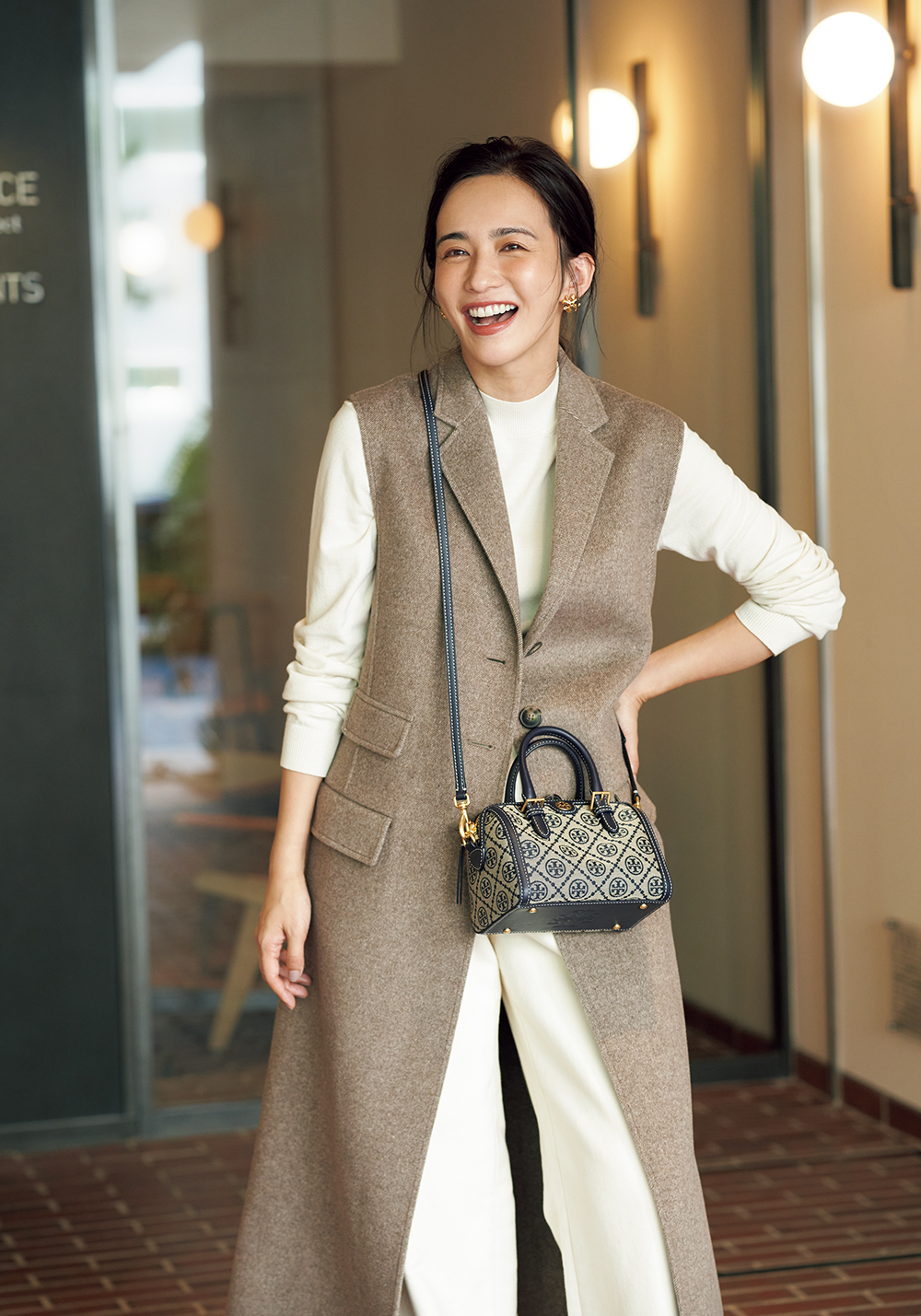 差し色より差し柄が大人！トリー バーチの「Tモノグラム バレルバッグ