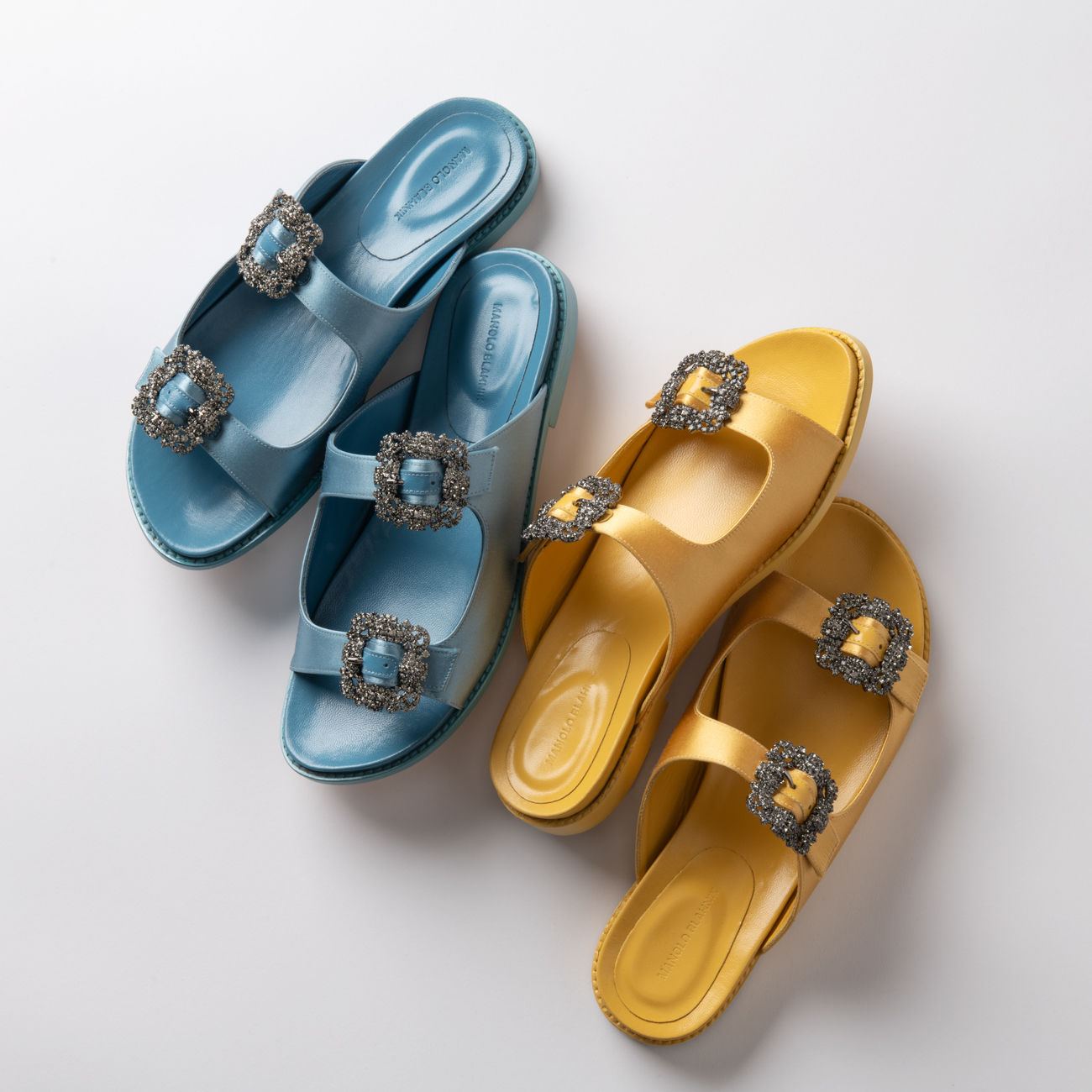 スポサン感覚できれいめ！「マノロ ブラニク」のフラットサンダル | VERY