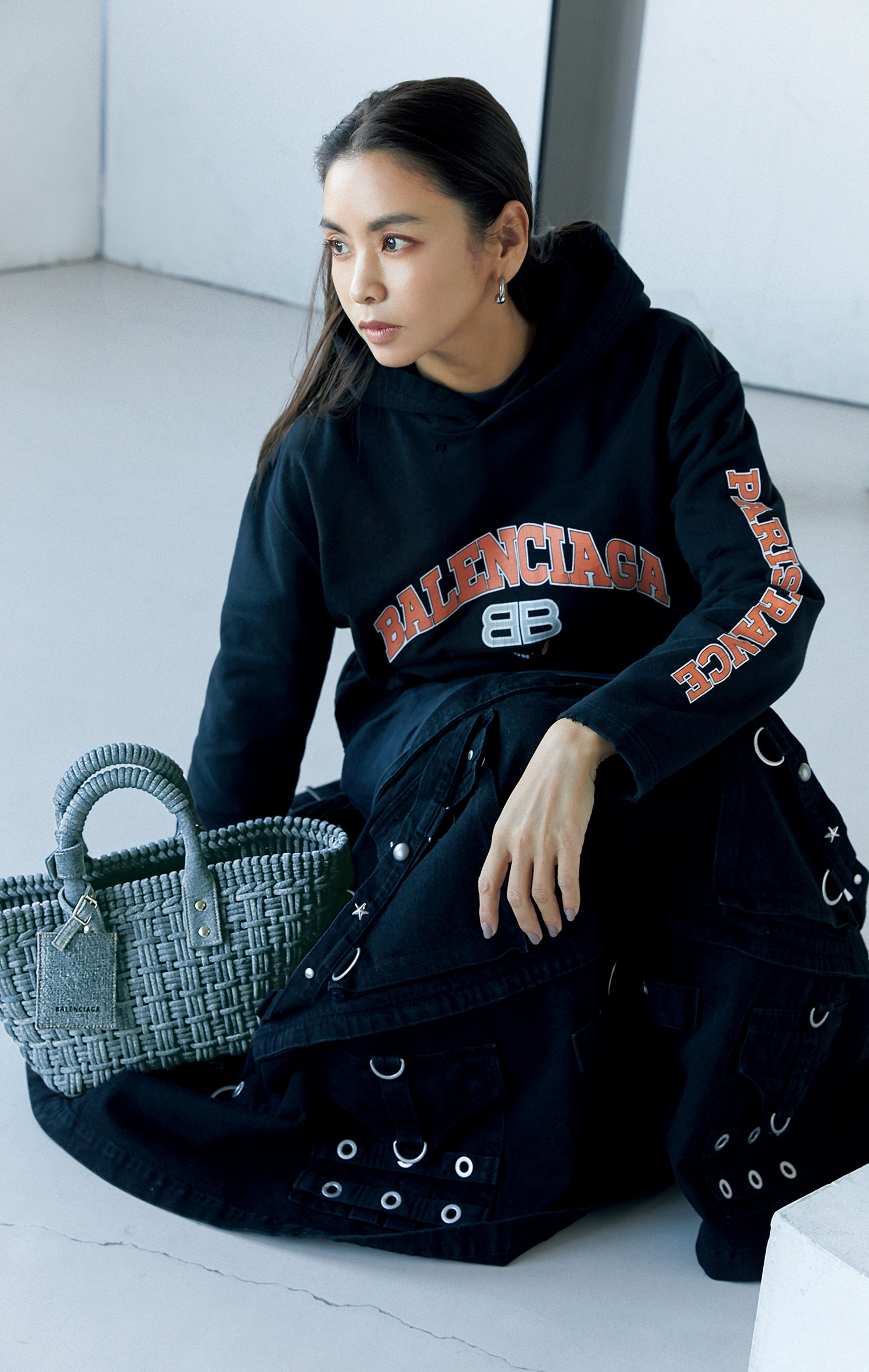 この春、バレンシアガのバッグは〝抜け感〞スパイスに活躍中 | VERY NaVY