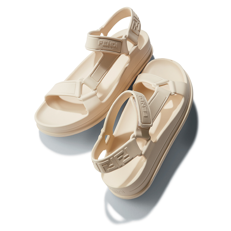 いま買うべきはラバーサンダル！フェンディは“スポサン見え”に注目 | VERY