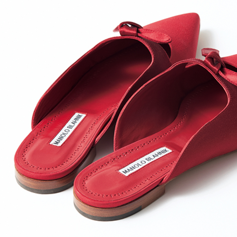 マノロ ブラニクのフラットミュール】ハイヒールじゃなくてもママが