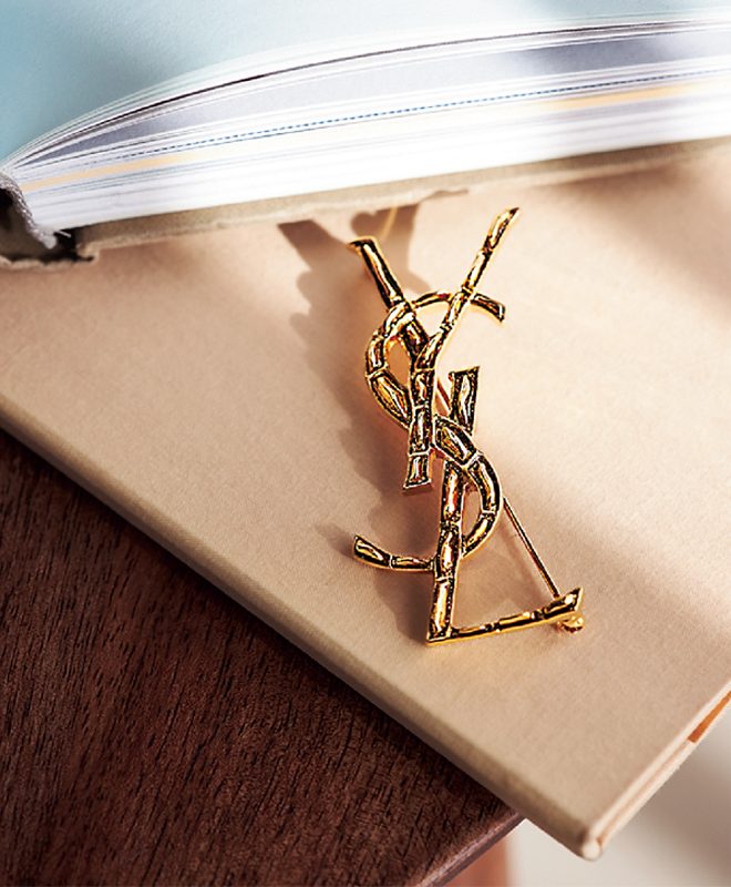 ロエベ、ディオールetc.]入園式ママに◎ハイブランドブローチ8選 | VERY