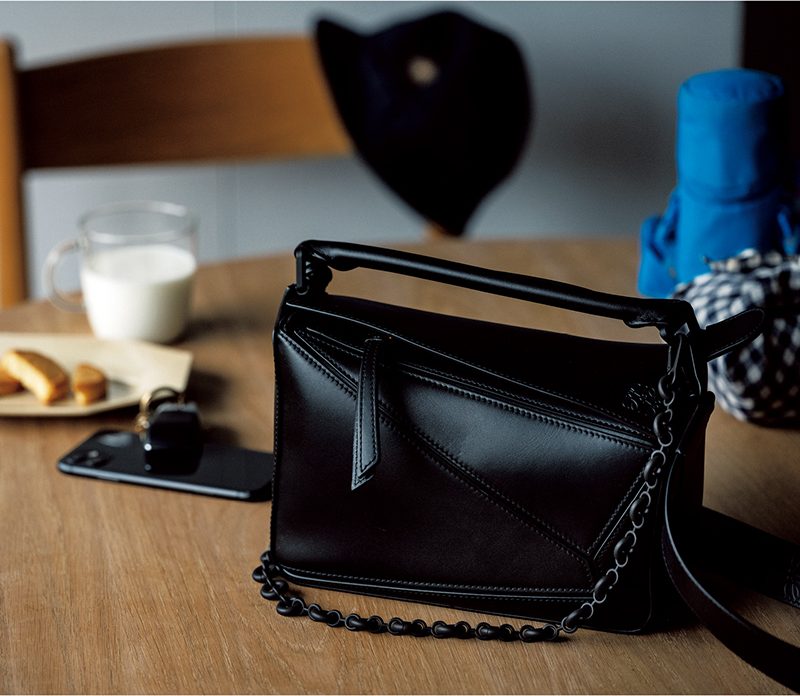 ロエベのパズルバッグ】は“黒”が名品！モード派にもコンサバ派にも