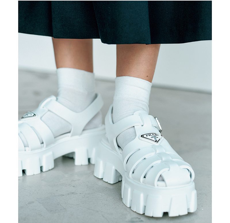 カブり名品【プラダの厚底グルカ】最旬コーデ4選！“甘服合わせ”で更新