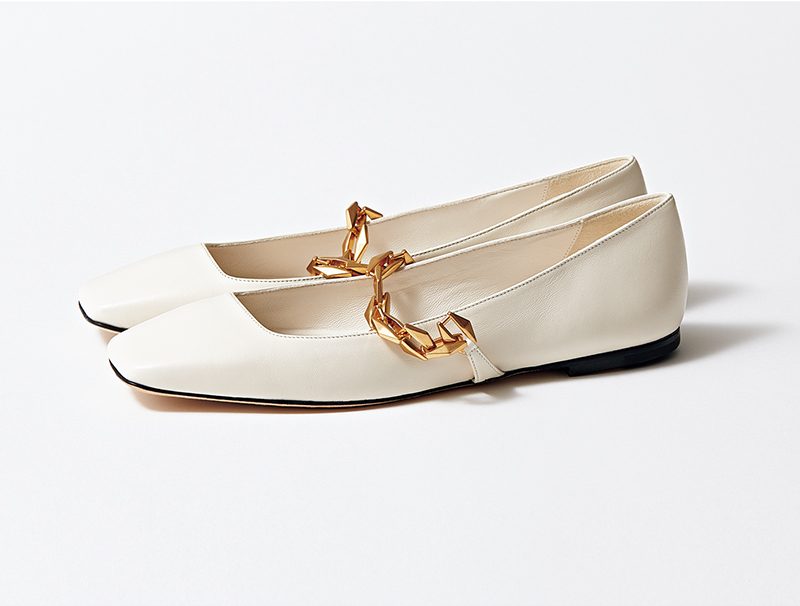 チェーンがポイント！『白のフラット靴』でキレイめな秋にスイッチ | VERY