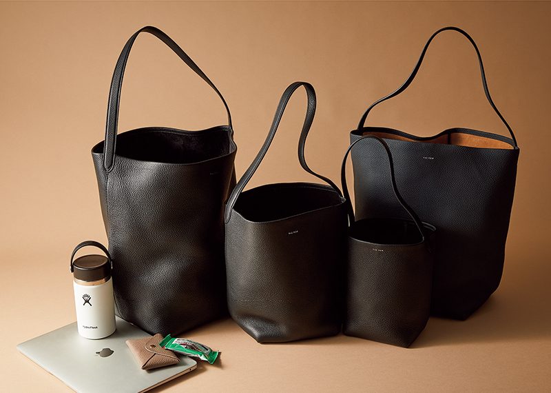 THE ROW】ワーママ人気No.1は“大容量の黒トート”！手抜きコーデも洗練