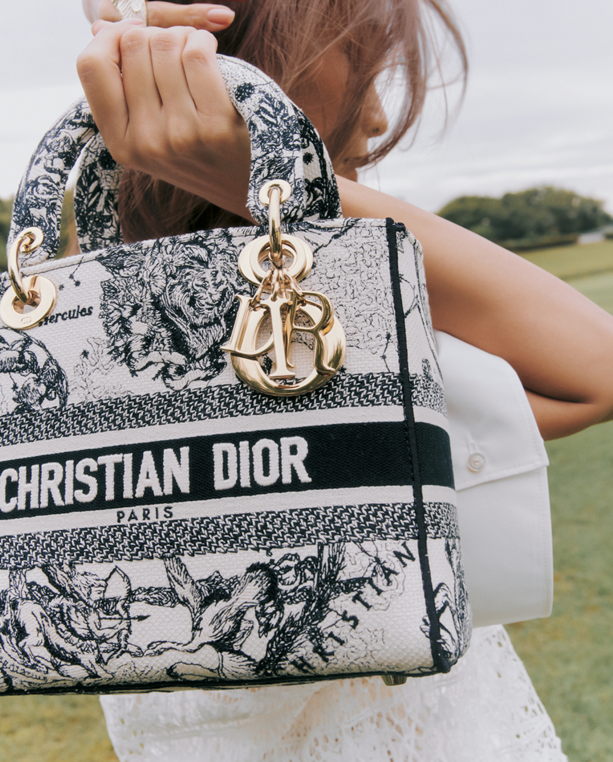 手にした瞬間“レディ”が宿る。大人の【最愛バッグ】 | VERY NaVY