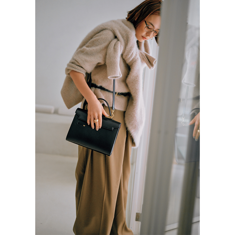 アニヤ・ハインドマーチ】収納力ピカイチ『新名品ショルダーバッグ』が