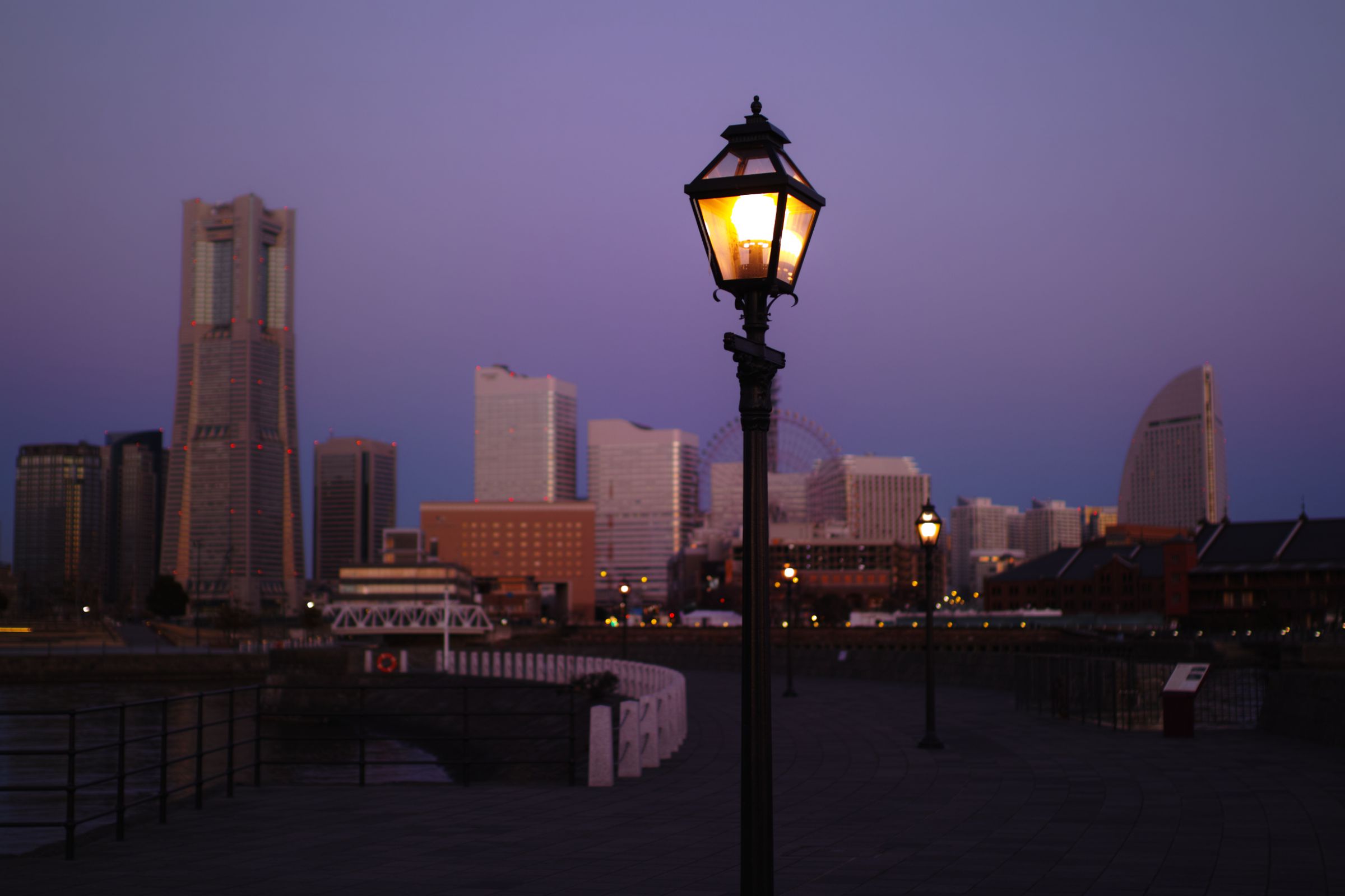 ガス灯の明りが照らすみなとみらい | GANREF