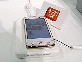 写真で見る「ARROWS Kiss F-03D」「F-03D GIRLS'」：ストラップになる