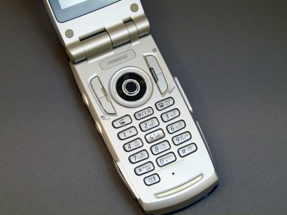 海外で通話もiモードもできる初めてのFOMA「N900iG」：懐かしの