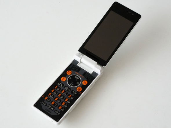 ガンプラ」も付属！ ガンダムの世界観を詰め込んだ「945SH G Ver.GP