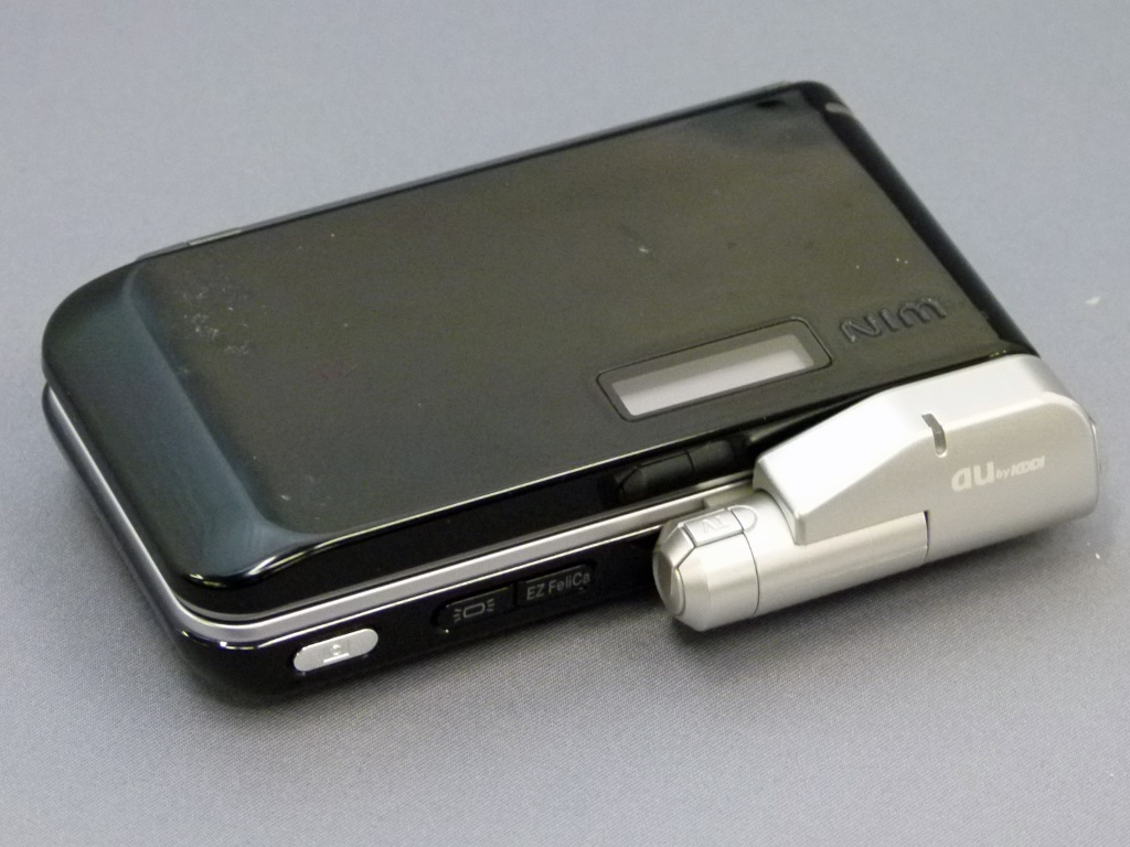 ヒンジがスゴい！ 地上波デジタルラジオに初対応した「W44S」（懐かし