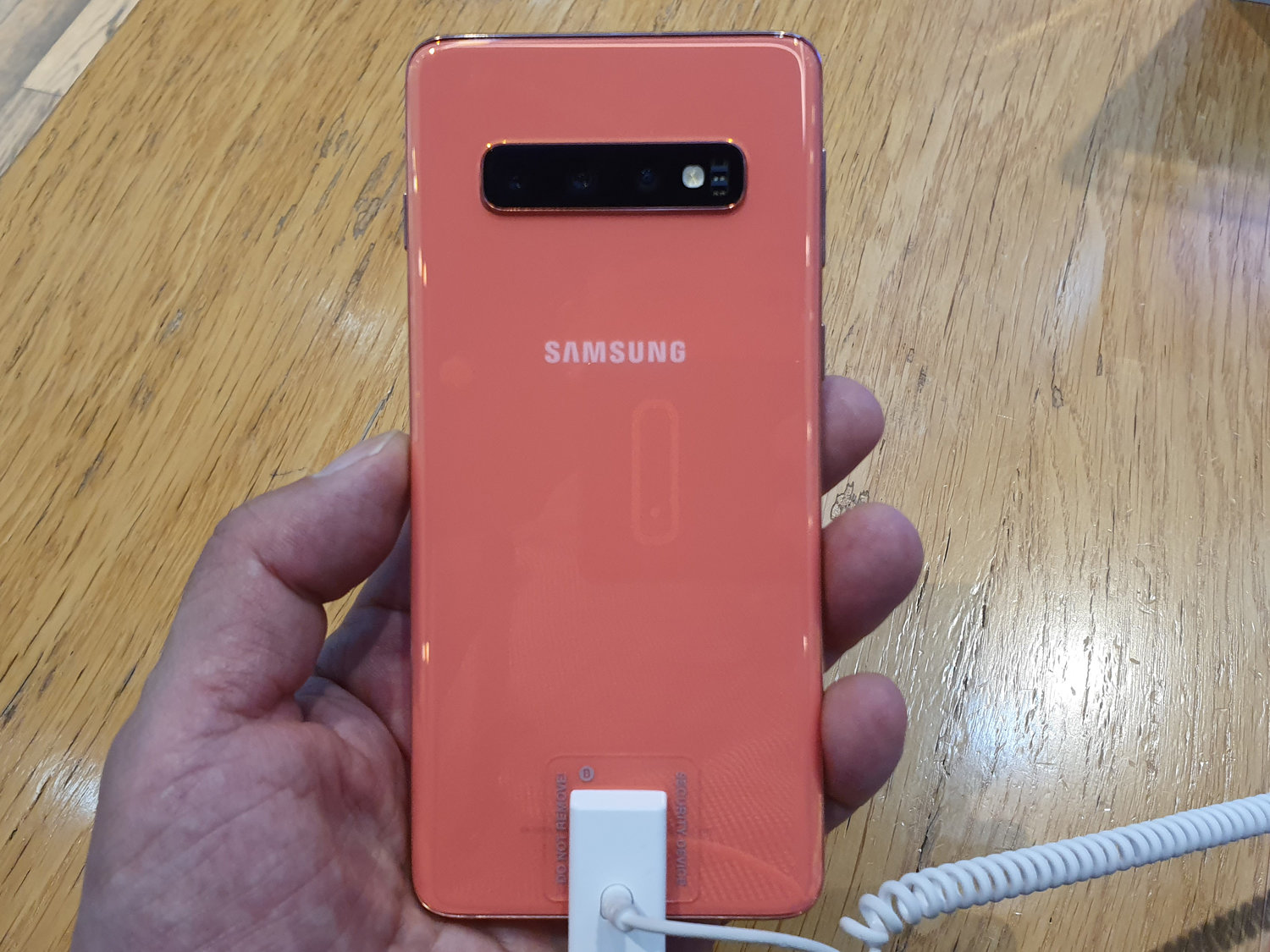 日本にも欲しい、Galaxy S10の「フラミンゴピンク」カラー：山根康宏の