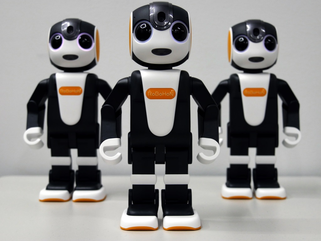 2代目「ロボホン」2月27日発売 “歩行レス”登場の狙いは？（1/3 ページ