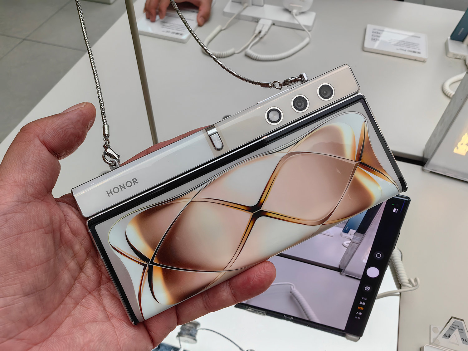 バッグのように持てる横折りスマホ、HONOR「V Purse」は中国で約12.5万