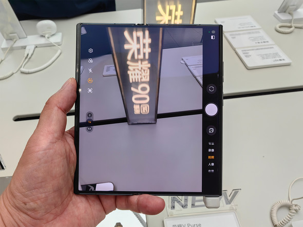 バッグのように持てる横折りスマホ、HONOR「V Purse」は中国で約12.5万