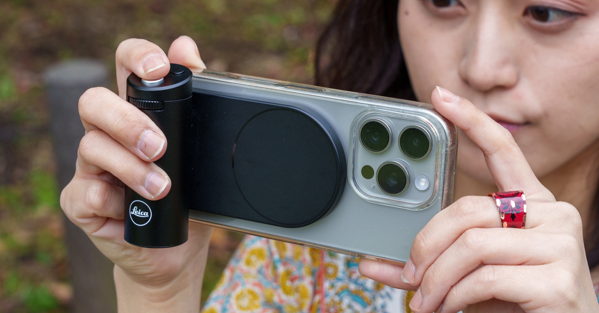 Leica LUXグリップ」を使えばiPhoneが“Leicaのカメラ”になるのか