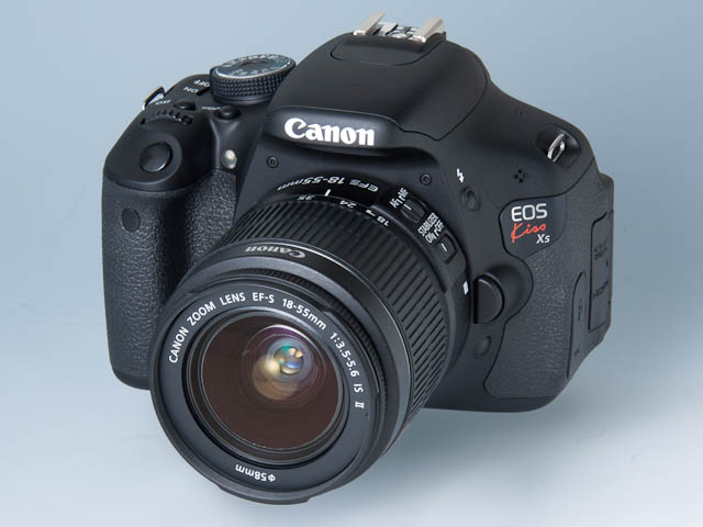バリアングル対応の一眼レフ入門機――キヤノン「EOS Kiss X5」（1/3