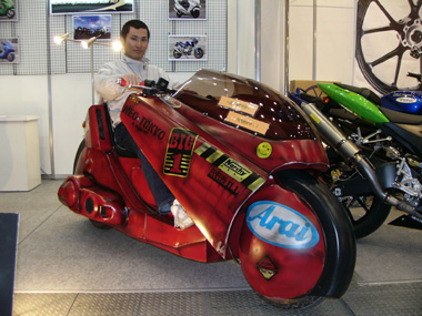 アナタのバイクを“AKIRAっぽい仕様”にするパーツ：東京モーター