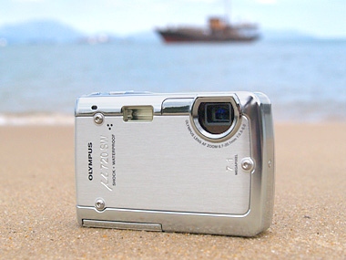 夏の海で活躍する防水デジカメ――「μ720SW」：レビュー（1/4 ページ