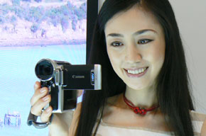 キヤノン、最軽量の縦型HDVビデオカメラ「HV10」を発表：新ブランド名