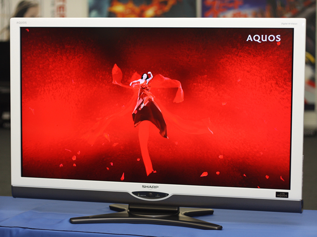 新人女性記者、“LED AQUOS”SE1の省エネ機能に驚く（1/2 ページ