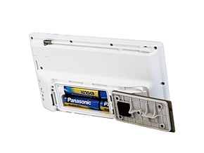 バッテリーと乾電池の両対応、お風呂でも使える“ビエラ・ワンセグ”「SV