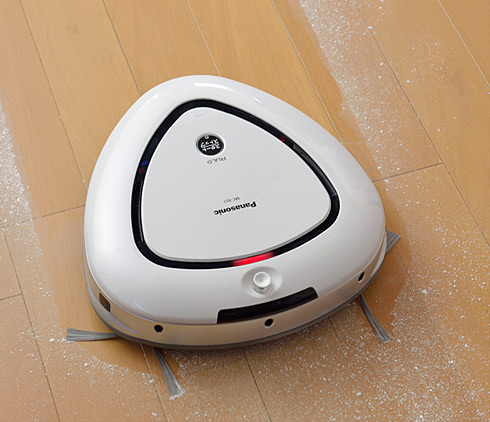 三角形だから部屋の隅まで入り込む――パナソニックのロボット掃除機