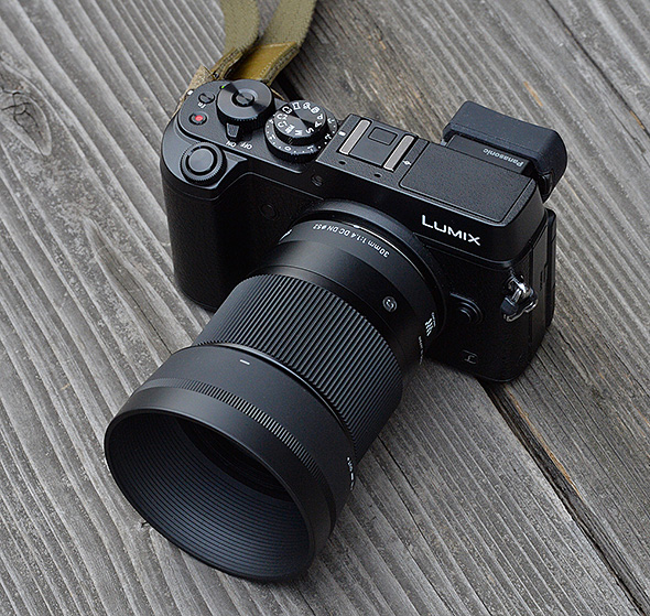 取り回しの良さが光るミラーレス向け大口径単焦点レンズ――シグマ「30mm