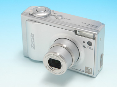 暗所でも手ブレ知らず――“高感度”デジカメ「FinePix F10」：レビュー（1