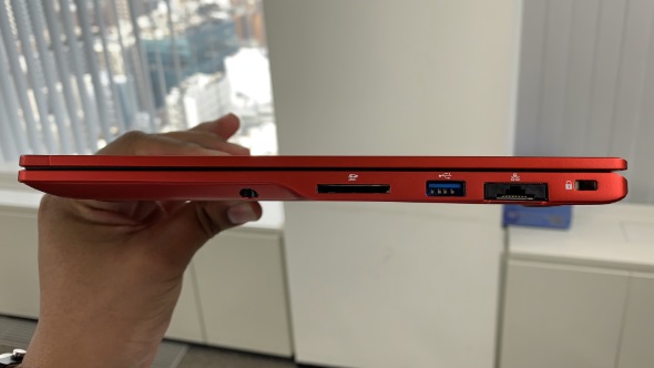 13.3型モバイルノートPC「FMV LIFEBOOK UH」に2018年秋モデル 約698gで