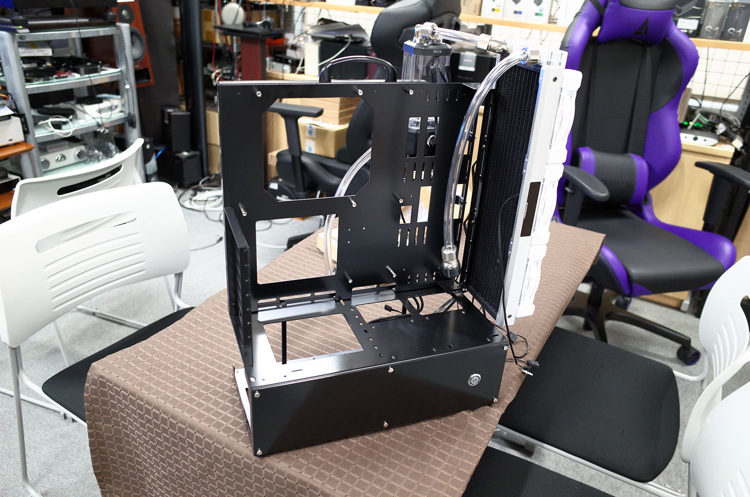 長尾製作所のオープンフレームケースにE-ATX版が登場！：古田雄介の