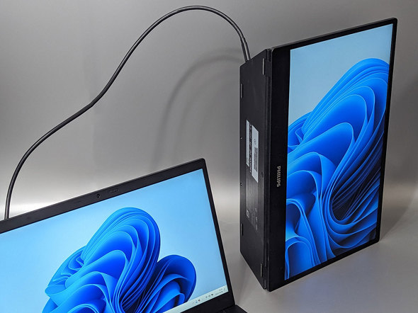 一体型スタンドでパススルー充電にも対応 フィリップスの15.6型