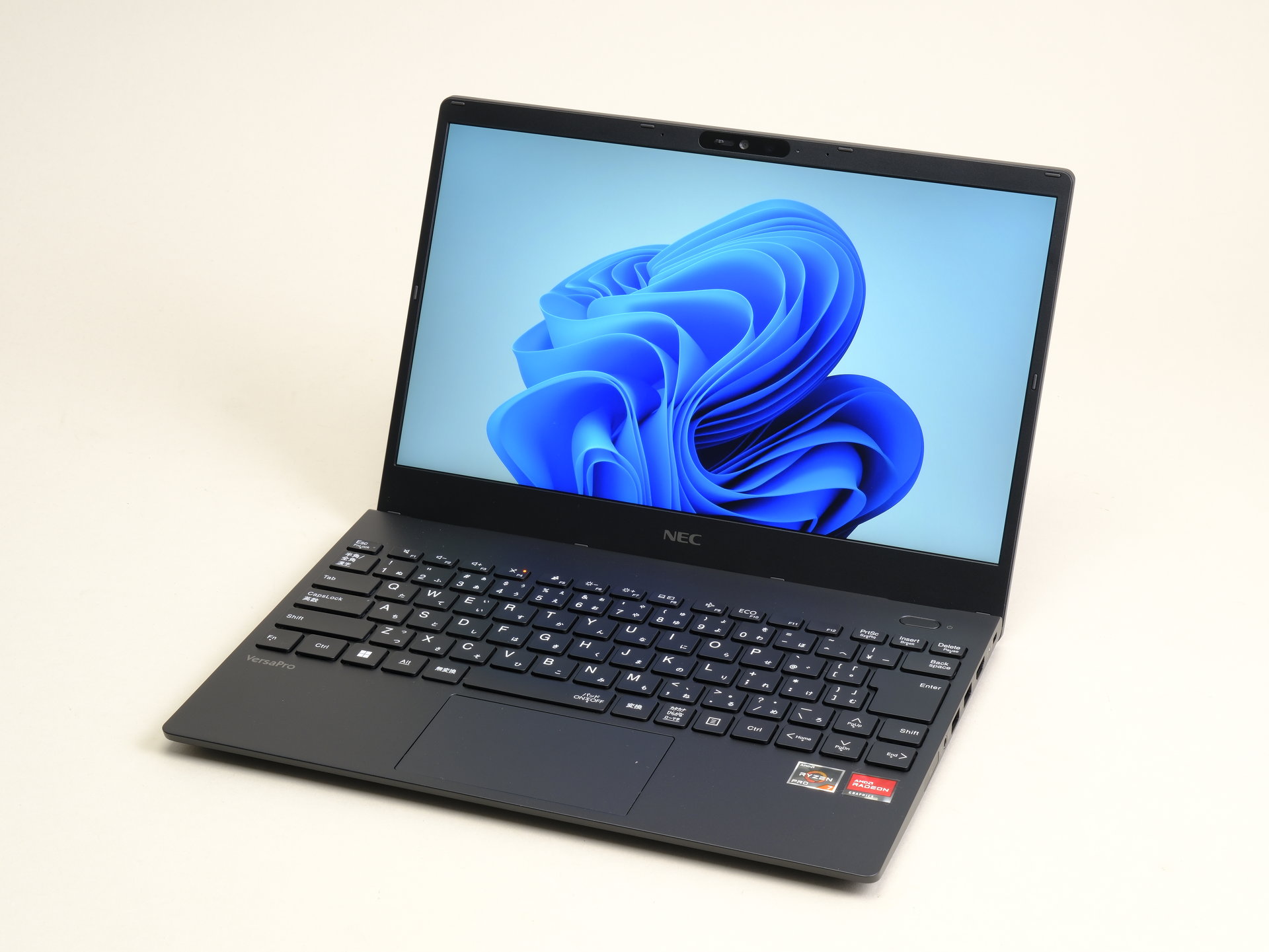 Ryzen PRO搭載で約971g！ ストレスフリーの快適運用が魅力のビジネス